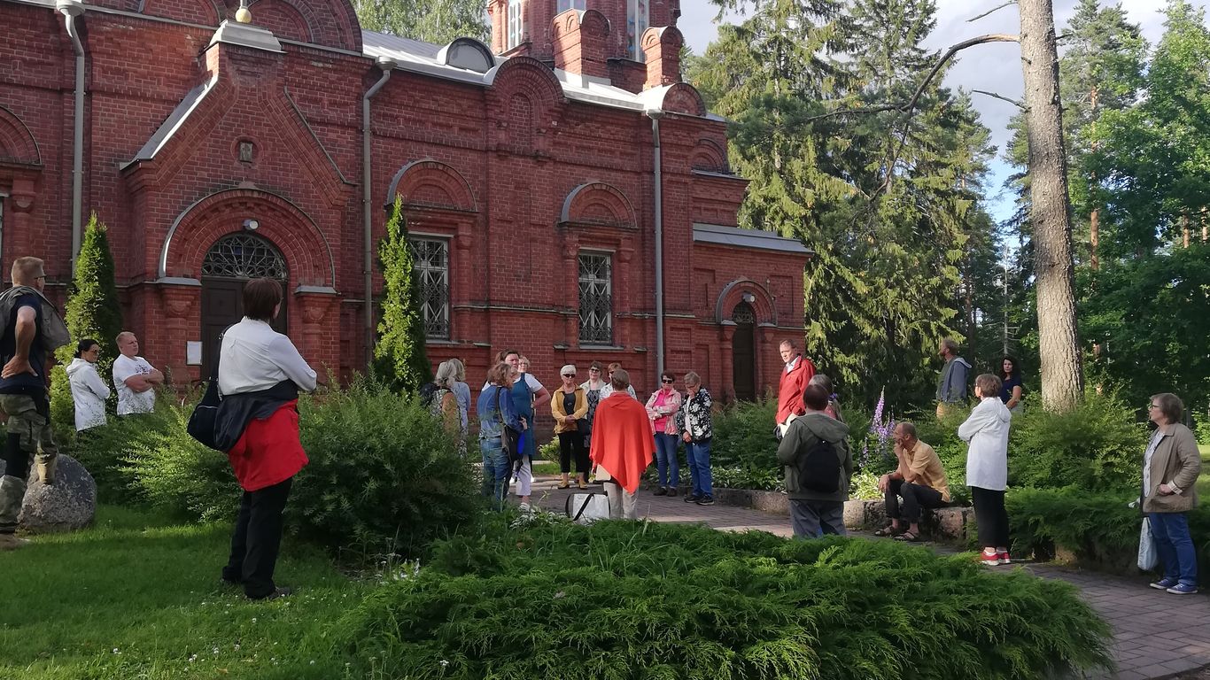Opastettu kävelykierros - Kävellen kasarminmäellä