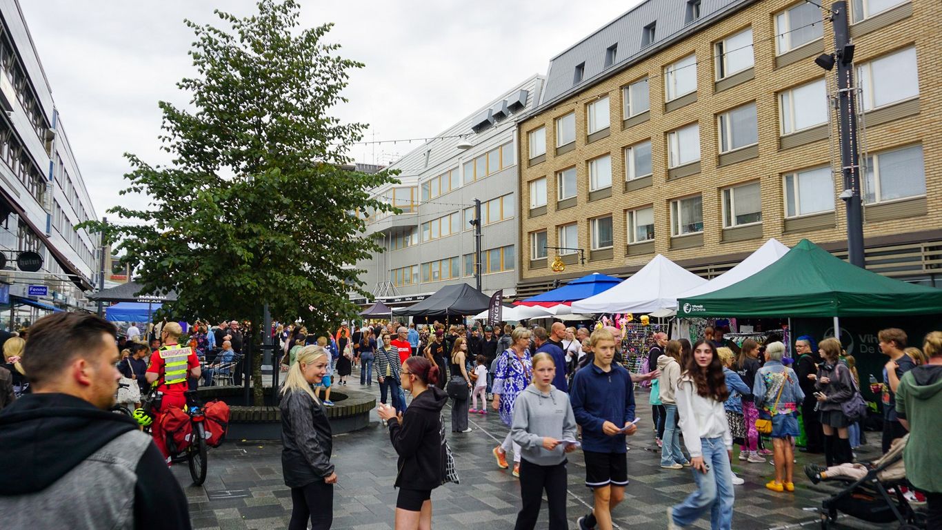 Ihmisiä Manskilla Taiteiden Yössä 2024.