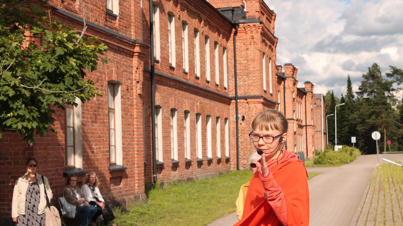 Opastettu kävelykierros - Kävellen Kasarminmäellä