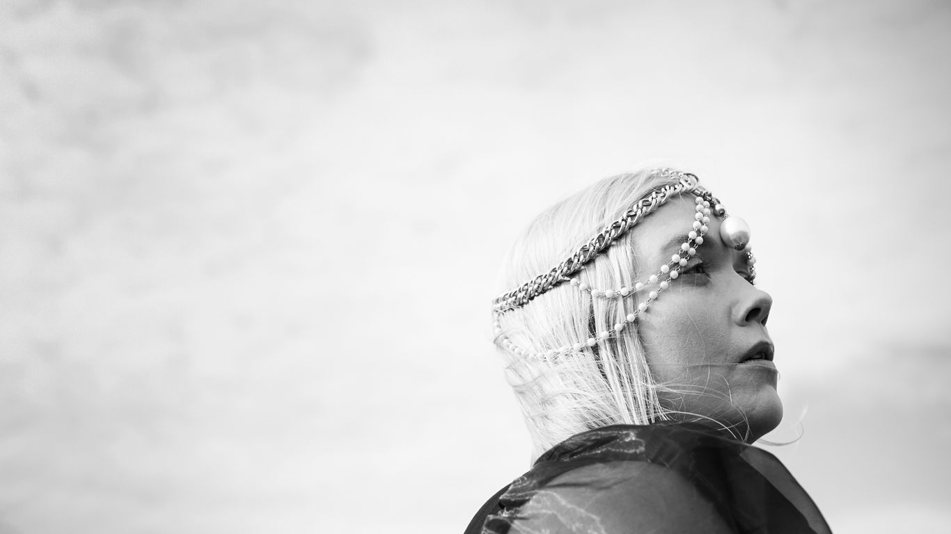 Minttu Hellsten katsoo eteen- ja ylöspäin taivas t