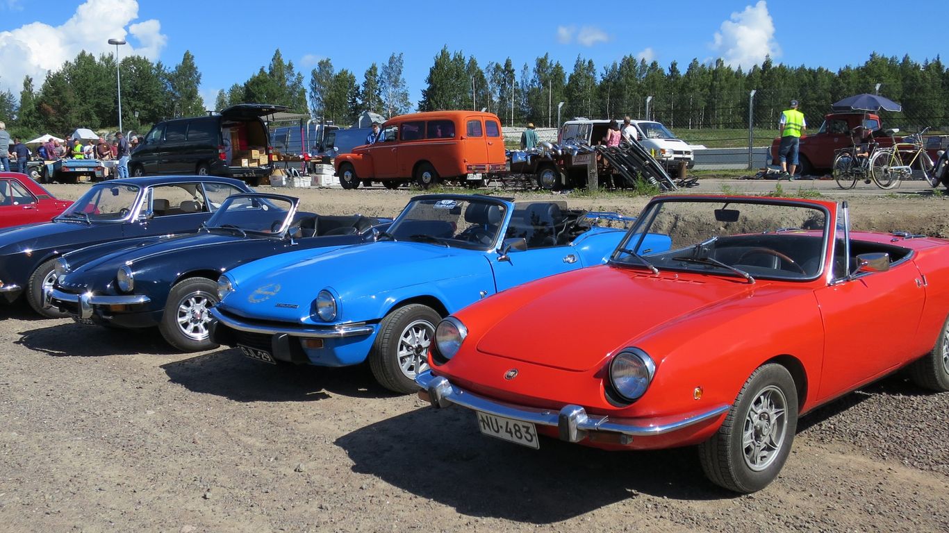 Avoautoja Tykkimäen rompetorilla harrasteajoneuvoj