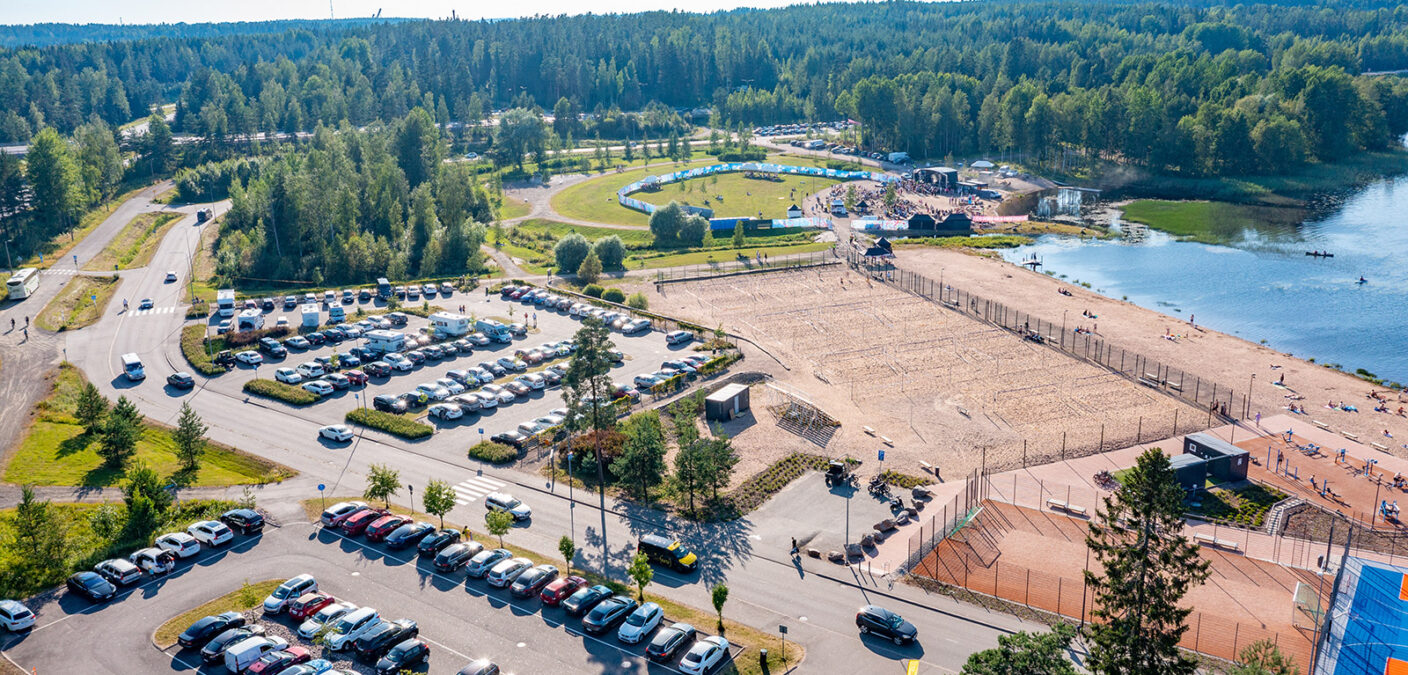 Ilmakuvassa Käyrälammen parkkialue ja pelikenttiä