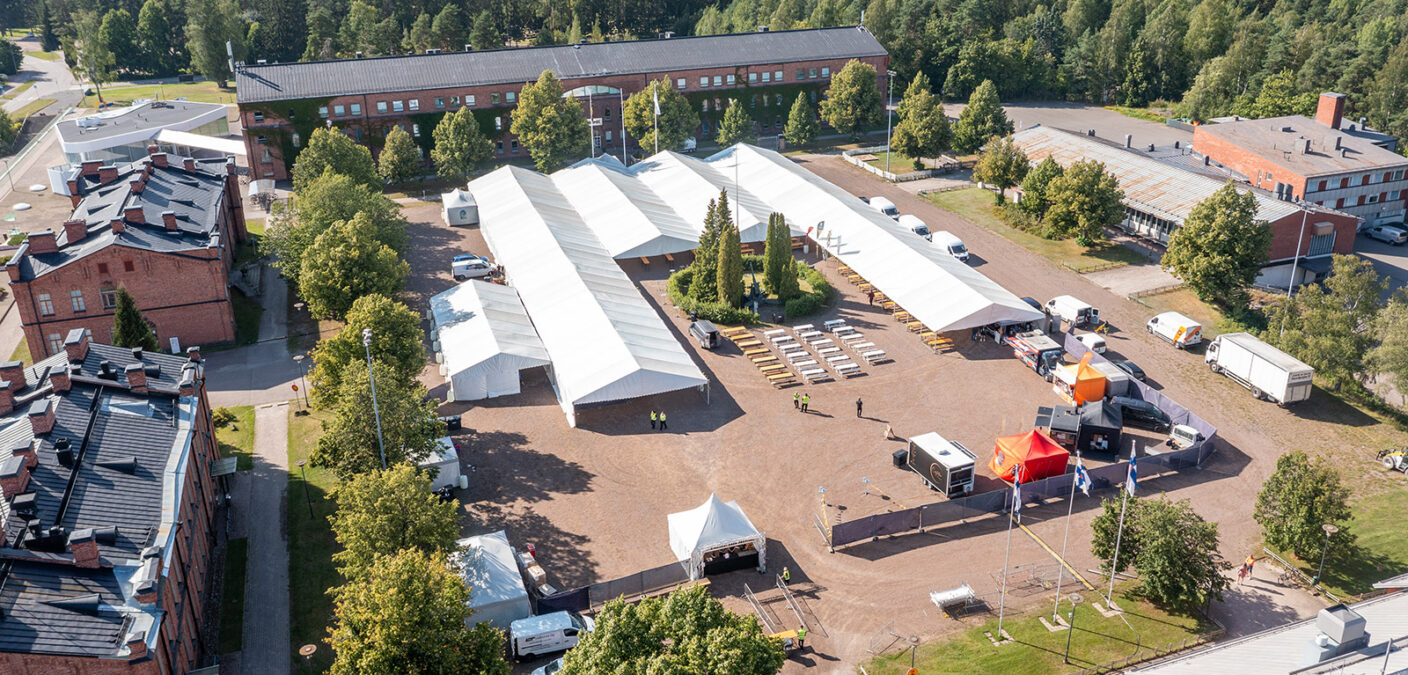Tapahtumatelttoja Kasarminmäen Paraatikentällä, ilmakuva