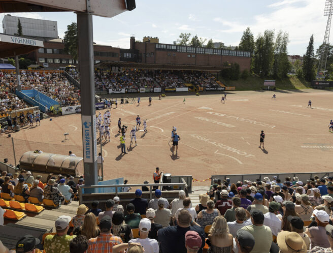 Itä-Länsi yleisöä