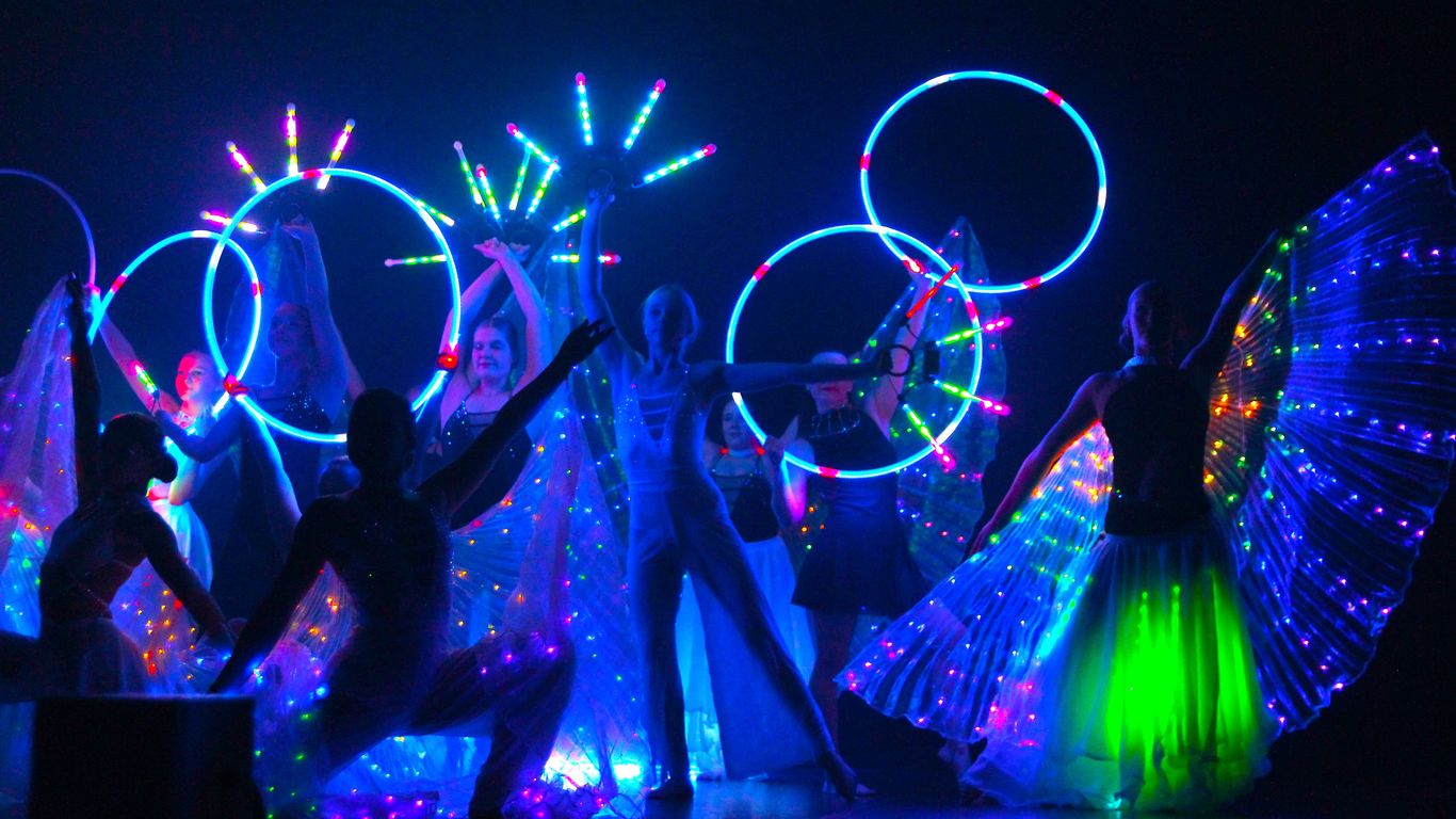 Sirkustaiteilijat tekevät temppuja ledvaloilla var