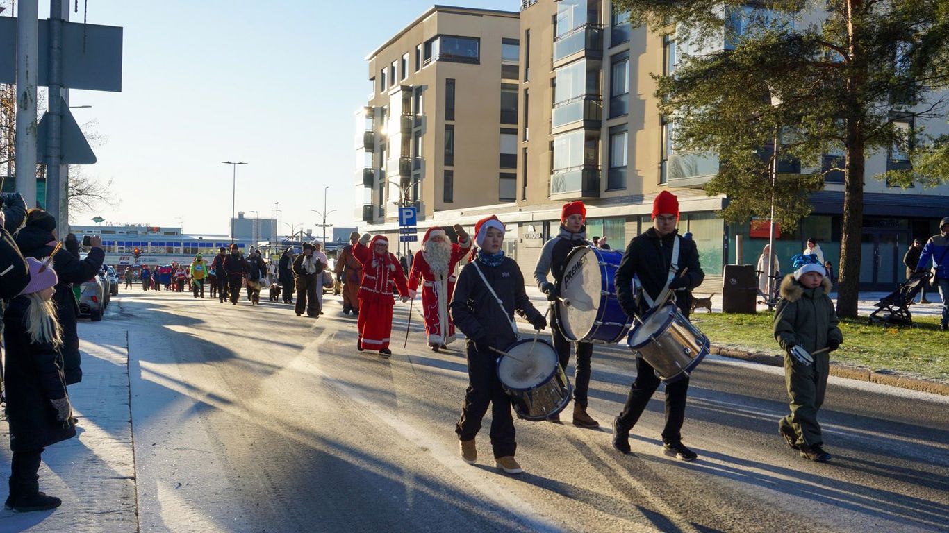 Joulukulkue Kouvolan joulunavauksessa. Rumpuryhmä