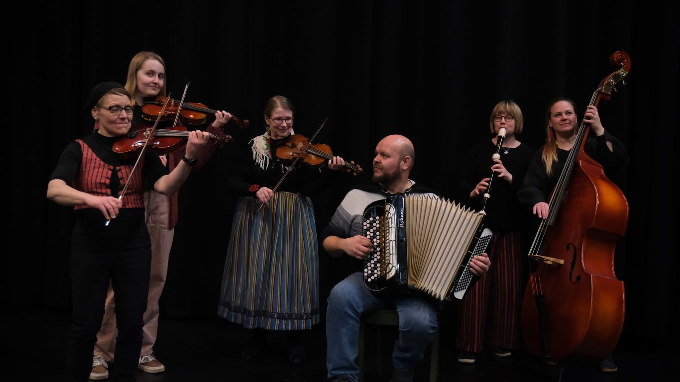 Hyväntuulisia ihmisiä soittamassa kansanmusiikkia