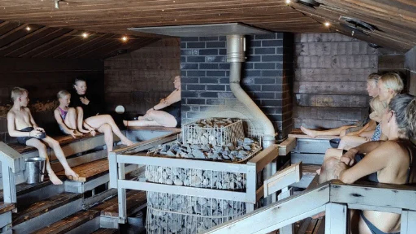 Ihmisiä saunan lauteilla