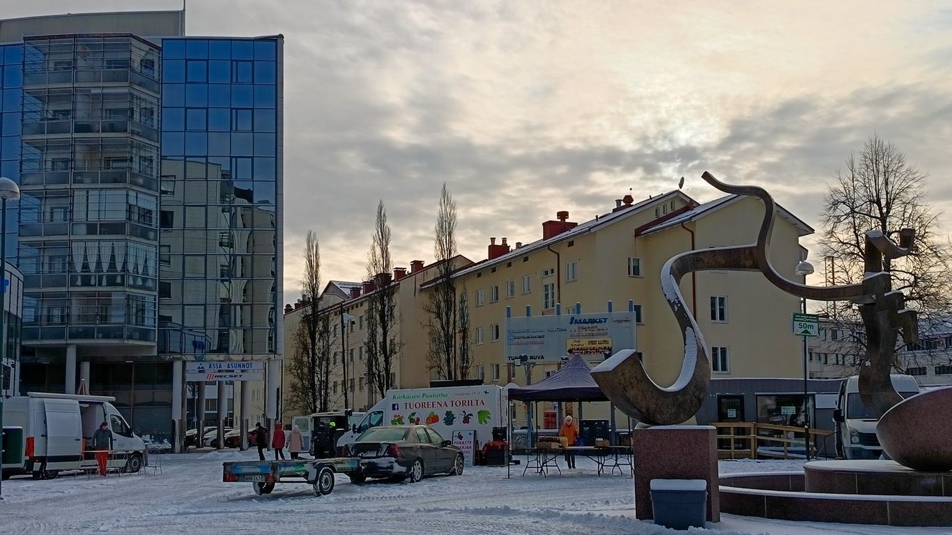 Myyjiä Kouvolan kauppatorilla talvisena päivänä.