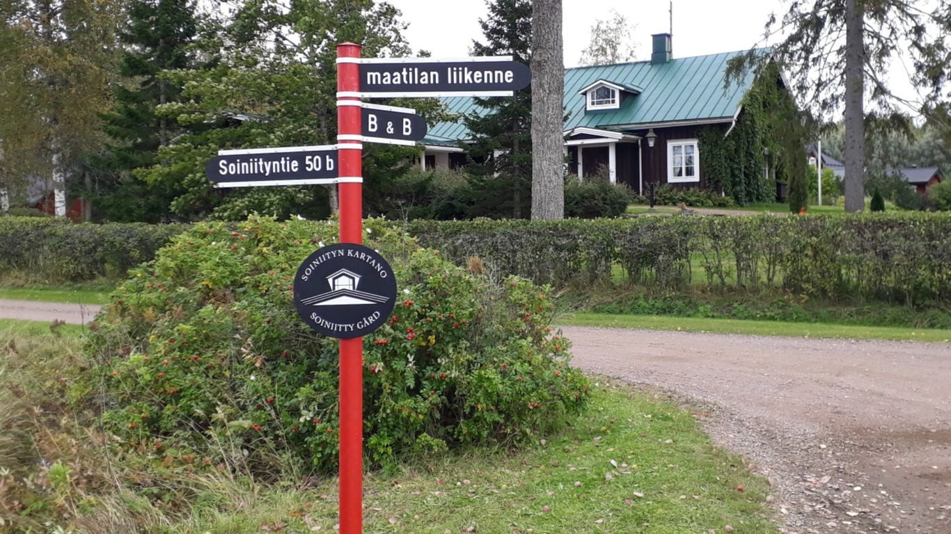Näkymä Soiniityn kartanolle tultaessa