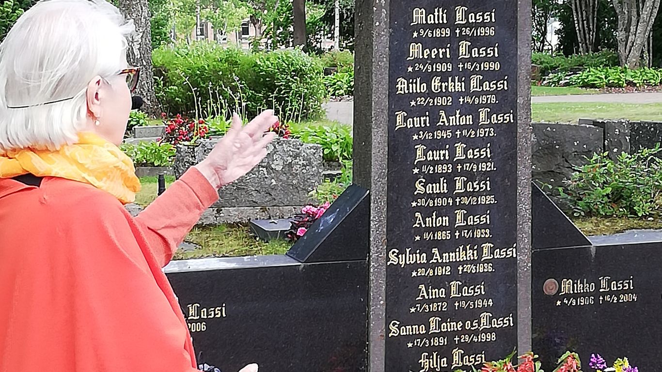 Opas osoittaa korkeaa sukuhautapaasia