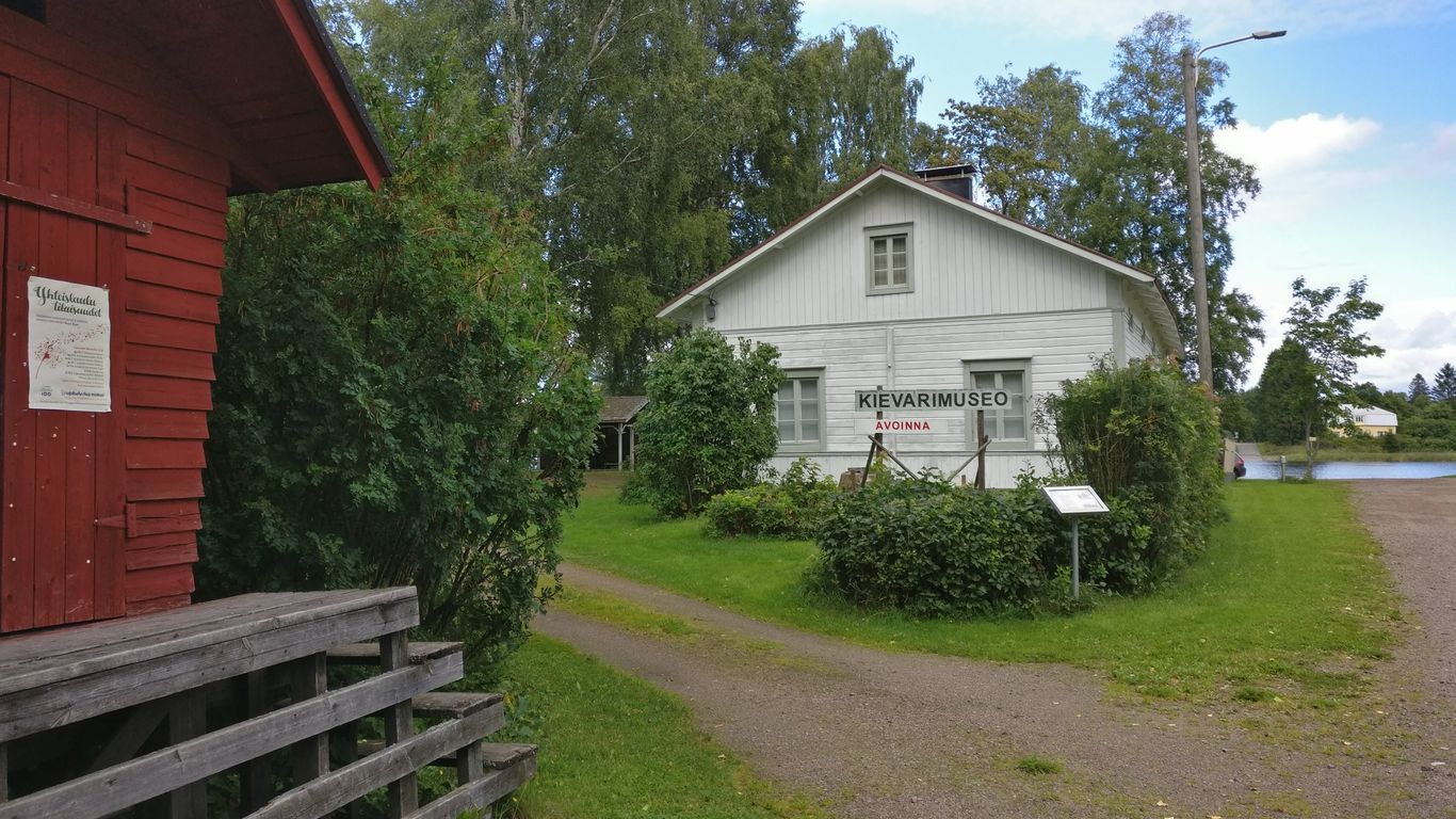 Ranta-Pukin kievarimuseon sisääntulotie, taustalla