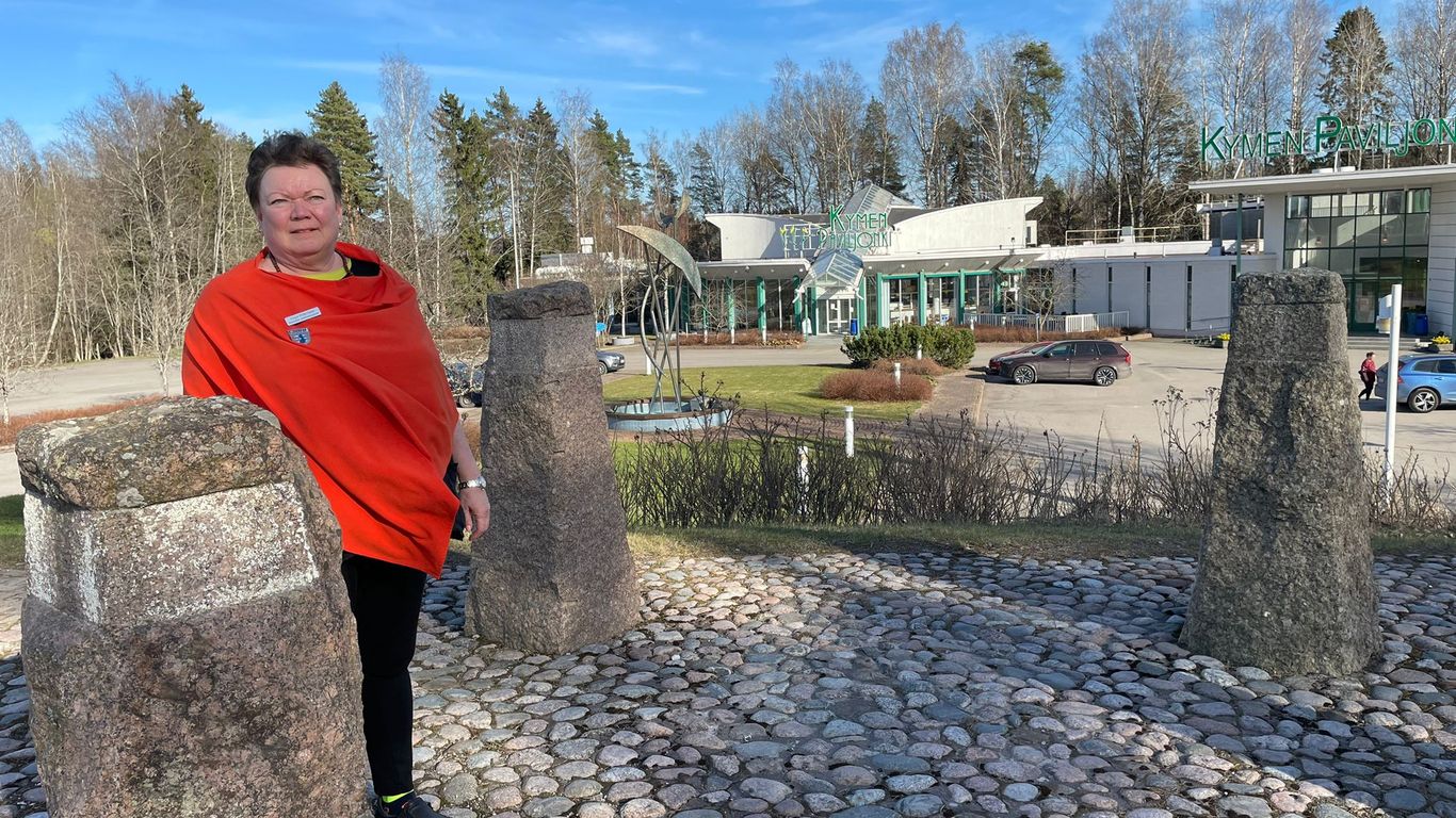Opas seisoo vanhojen kibisten kilometritolppien vi