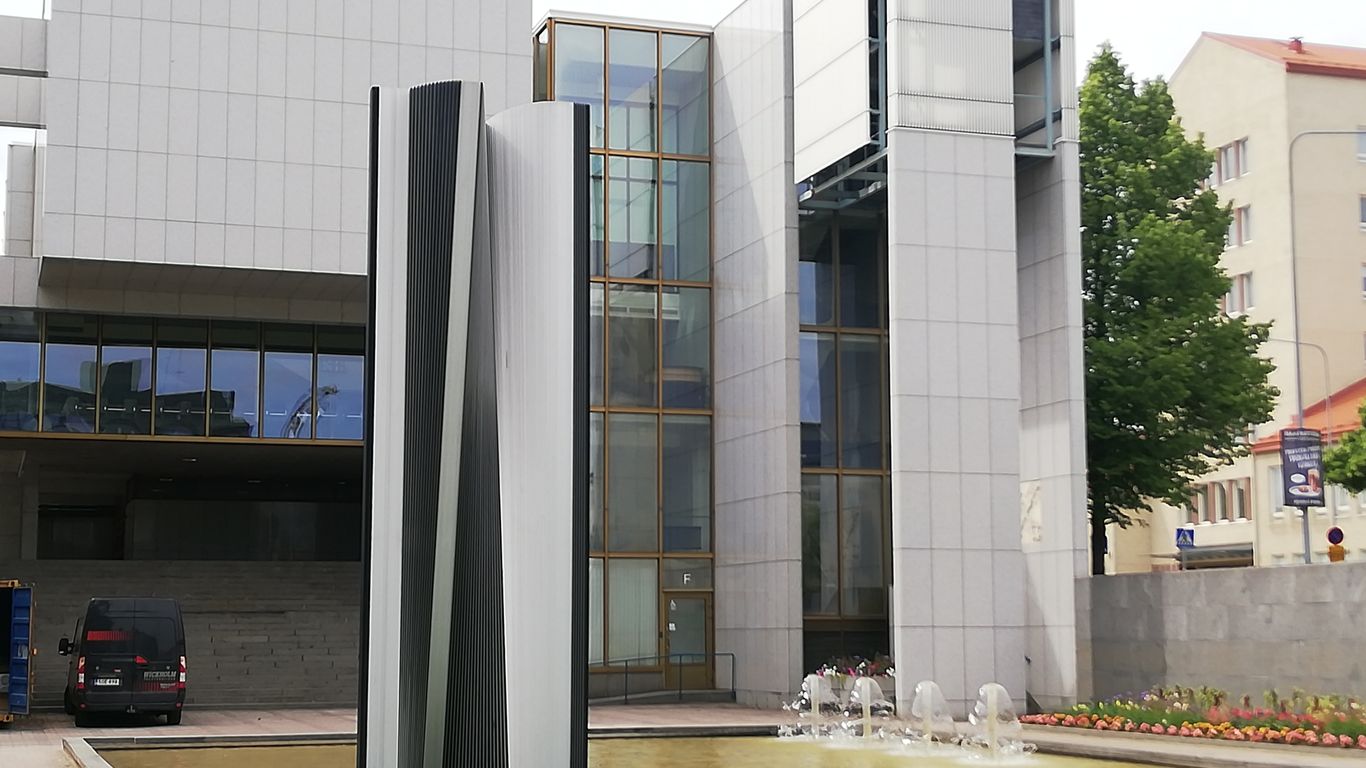 Kouvolan kaupungintalon pääsisäänkäynti ja veistos