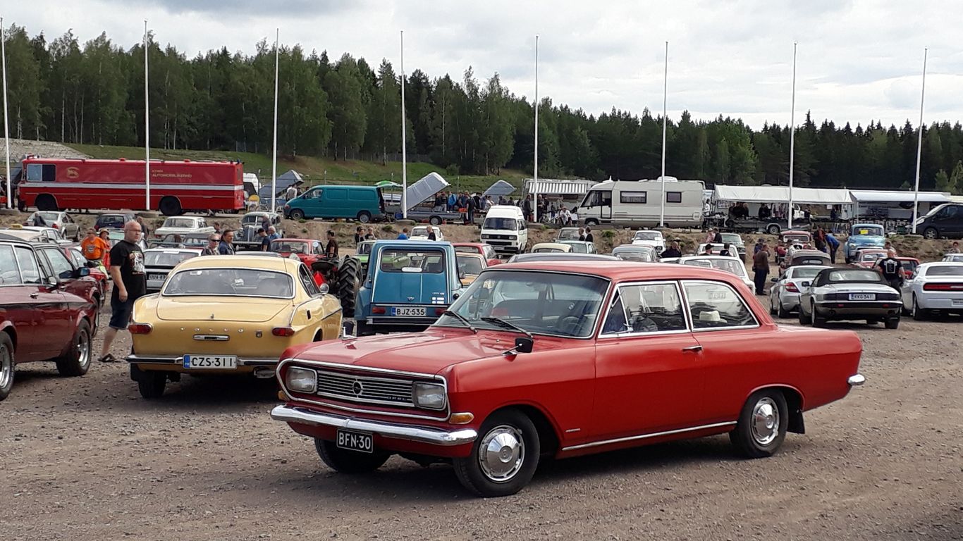 Harrasteajoneuvoja Tykkimäen rompetorilla