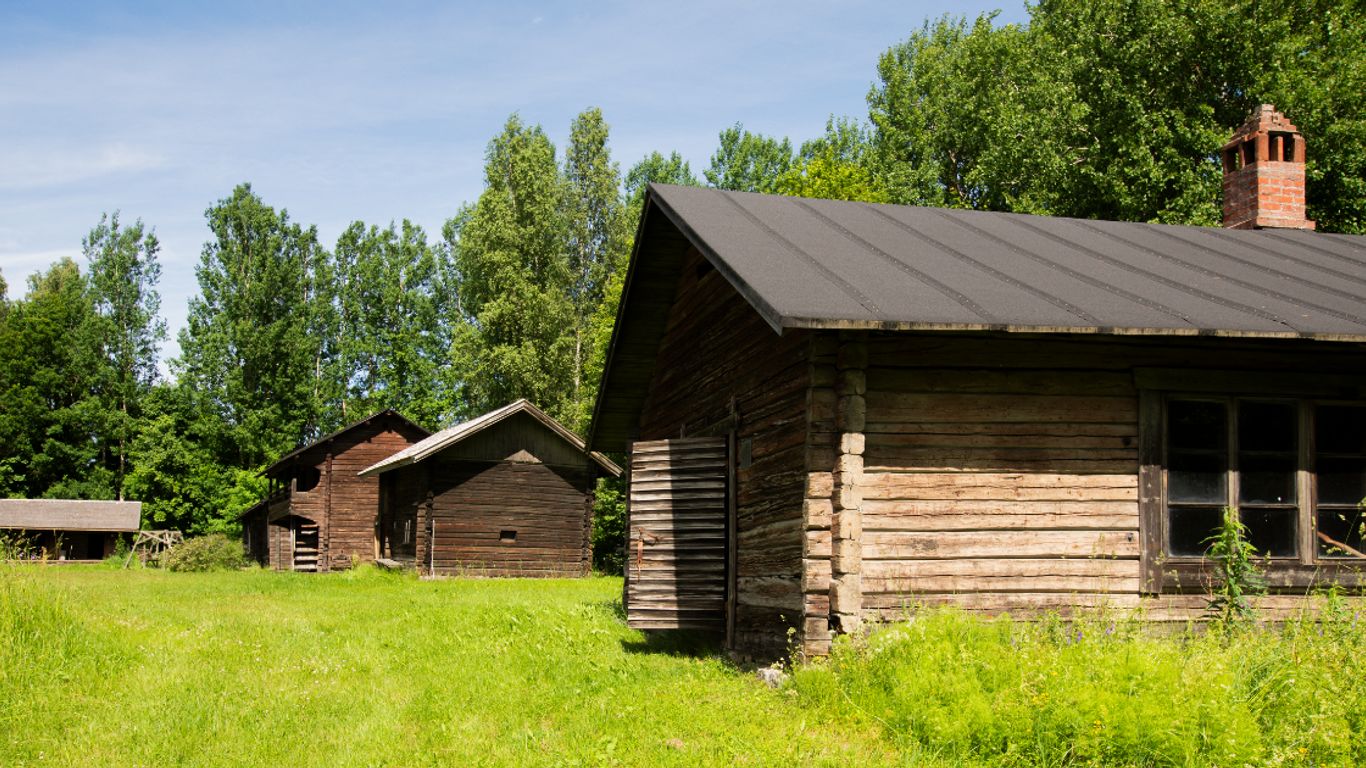 Vanhoja rakennuksia niityllä