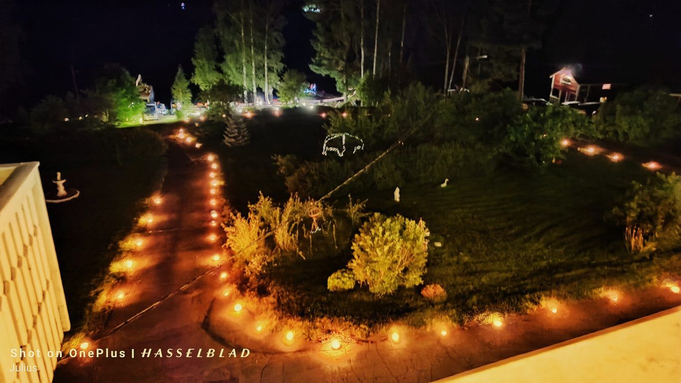 Soihtuja Orilammen majan maisemissa