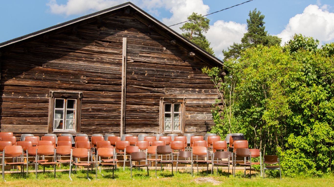 Tuolirivi talon edessä