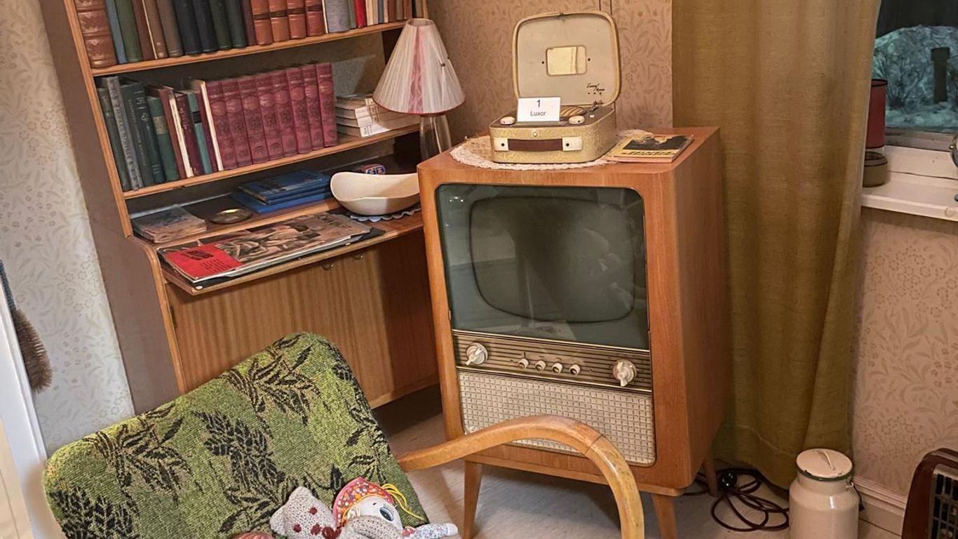 Vanha radio ja huonekaluja