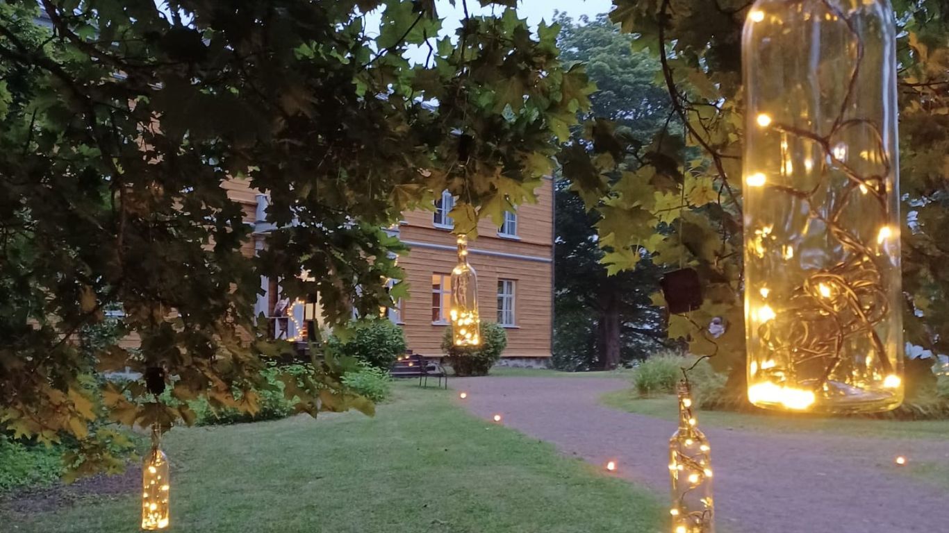 Anjalan kartano valaistu Venetsialaisia varten.